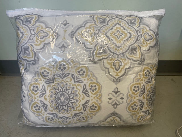 QUEEN SIZE- (COMFY HOME WHITE PRINT)- COMFORTER